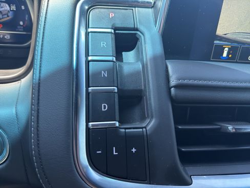 Used 2023 Chevrolet Suburban Z71 w/ Luxury Package image 19
