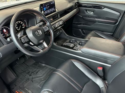 Used 2025 Honda Pilot TrailSport image 13