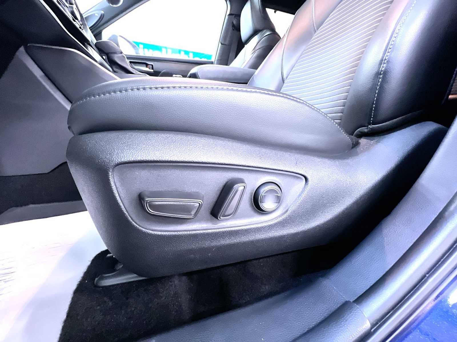 Used 2025 Toyota Highlander XSE AWD/4WD image 13