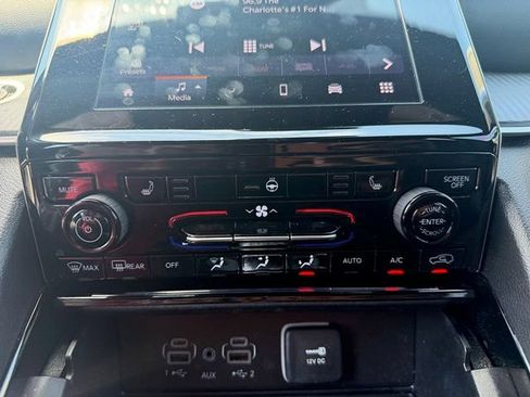 Used 2023 Jeep Grand Cherokee Altitude AWD/4WD image 21