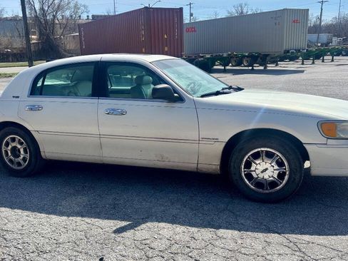 Used 2000 Lincoln Town Car Signature RWD image 5