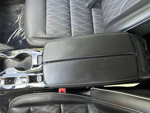 Used 2022 Buick Envision Avenir w/ Technology Package II FWD image 23