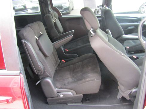 Used 2019 Dodge Grand Caravan SE FWD image 12