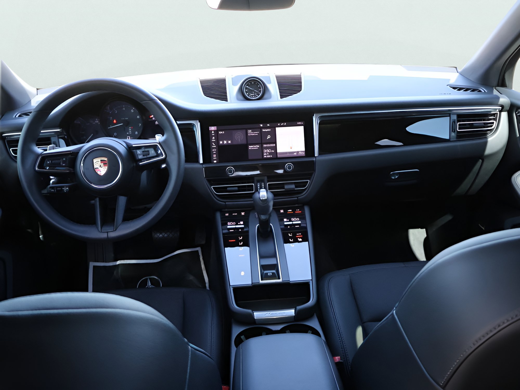 Certified 2025 Porsche Macan AWD/4WD image 19