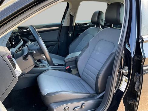 Used 2025 Volkswagen Jetta SE FWD image 7