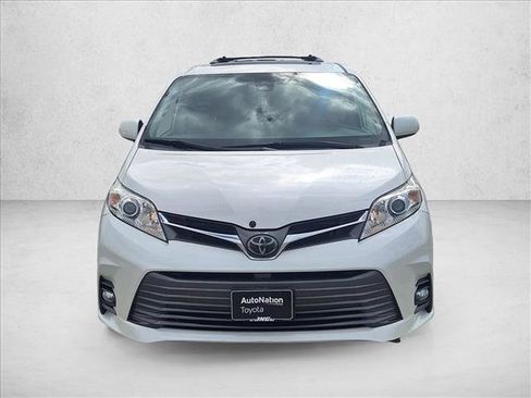 Used 2019 Toyota Sienna XLE Premium w/ Carpet Mat Package FWD image 2