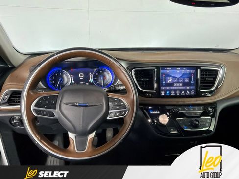 Used 2019 Chrysler Pacifica Limited w/ Tire & Wheel Group FWD image 16