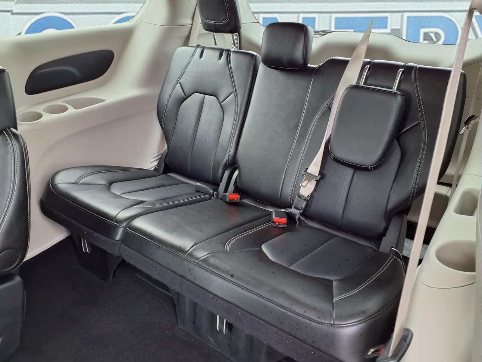 Used 2024 Chrysler Pacifica Touring-L FWD image 10