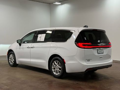 Used 2024 Chrysler Pacifica Touring-L image 5