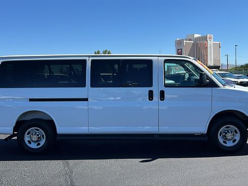 Certified 2025 Chevrolet Express 3500 LT w/ LT Preferred Equipment Group RWD image 4