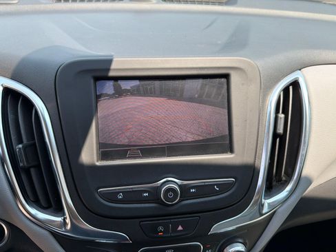 Used 2022 Chevrolet Equinox LS AWD/4WD image 15
