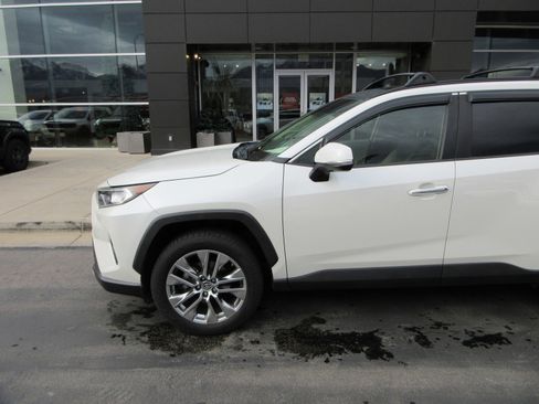 Used 2019 Toyota RAV4 Limited image 2
