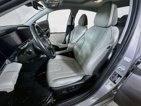 Used 2025 Hyundai Elantra Limited FWD image 15