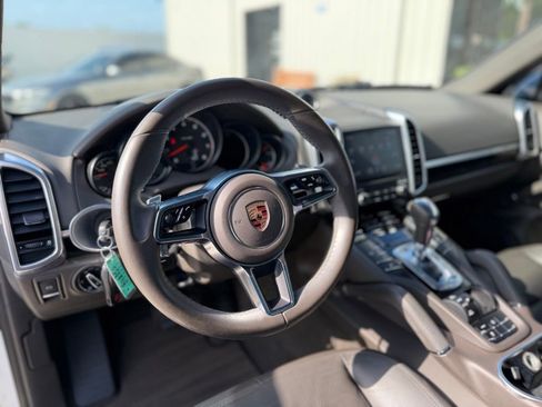 Used 2017 Porsche Cayenne AWD/4WD image 14