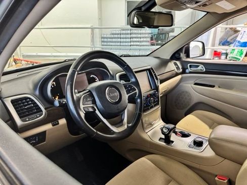 Used 2014 Jeep Grand Cherokee Laredo w/ 18" Wheel & 8.4" Radio Group AWD/4WD image 15