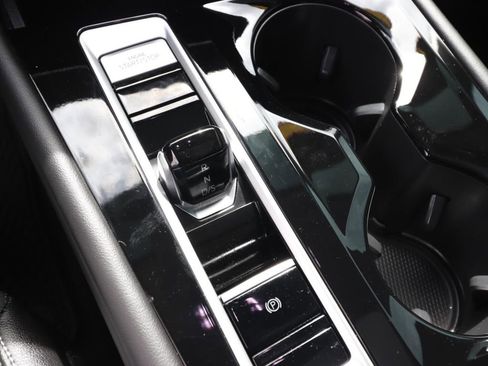 Used 2025 Volkswagen Atlas SE image 21