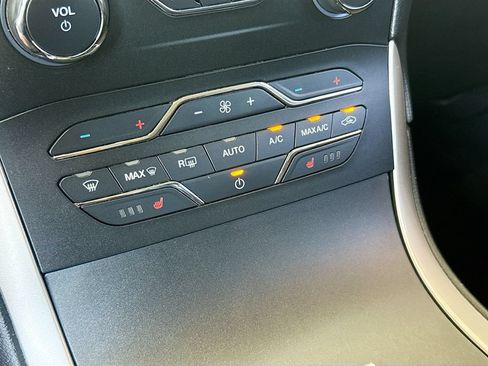 Used 2019 Ford Edge SEL w/ Equipment Group 201A FWD image 16