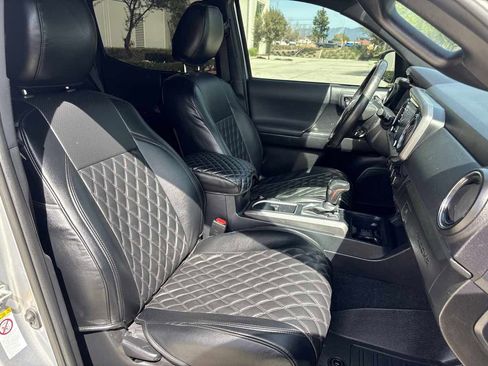 Used 2020 Toyota Tacoma TRD Off-Road w/ Technology Package image 15