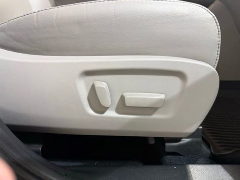 Used 2019 Toyota Highlander SE image 31