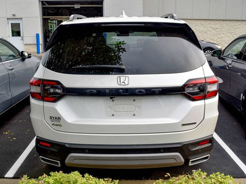Used 2025 Honda Pilot Touring image 17