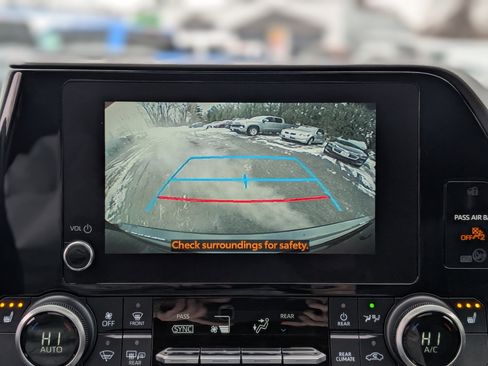 Used 2023 Toyota Highlander XLE image 3