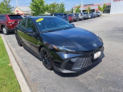 Used 2025 Toyota Camry SE w/ Convenience Package FWD image 4