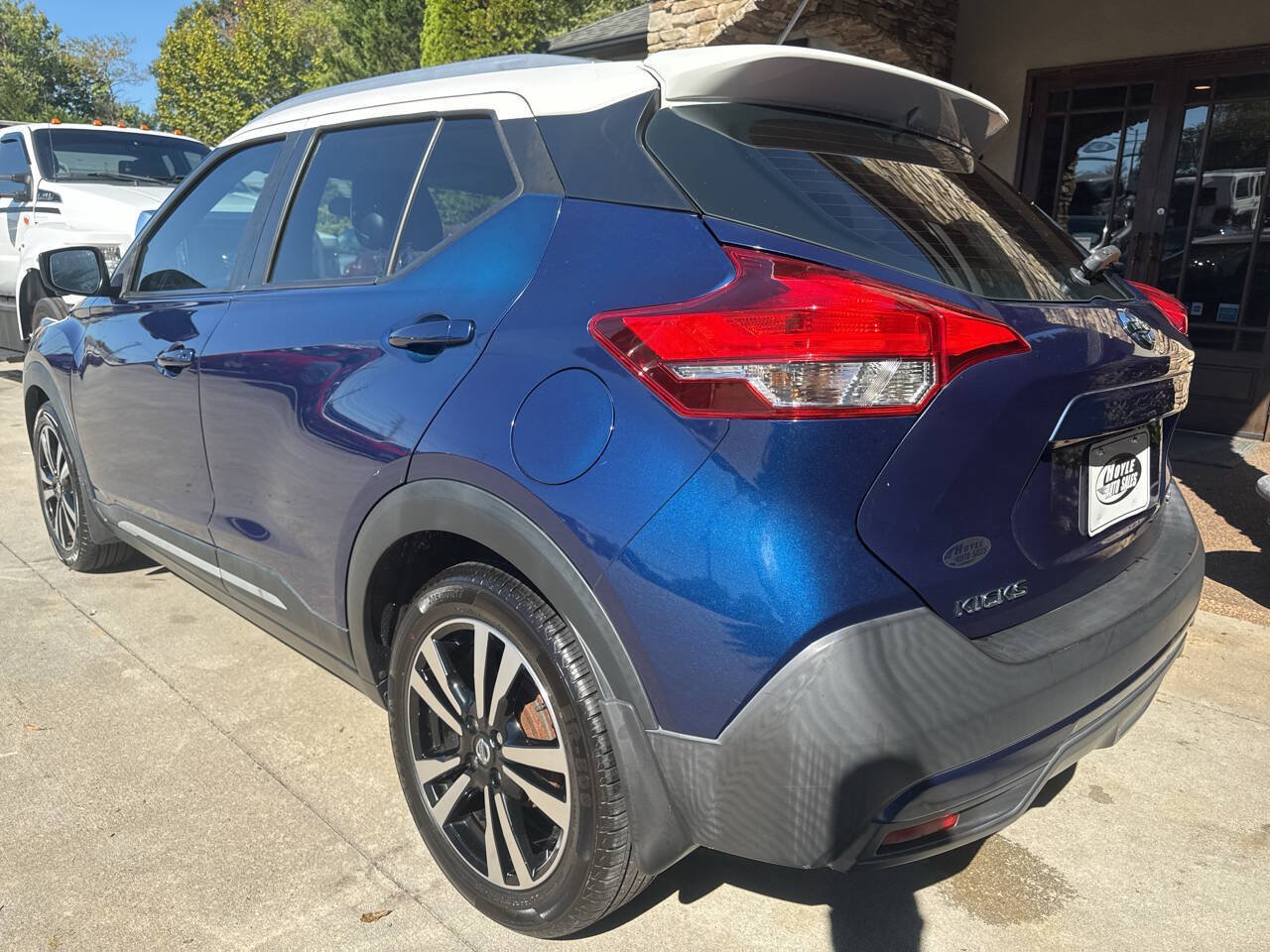 Used 2019 Nissan Kicks SR w/ SR Premium Package FWD image 3