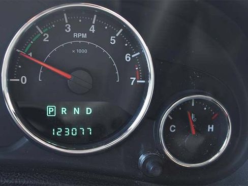 Used 2013 Jeep Wrangler Unlimited Sahara w/ Connectivity Group AWD/4WD image 9
