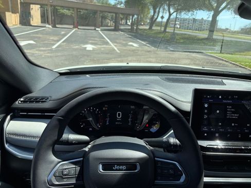 Used 2025 Jeep Compass Limited image 29