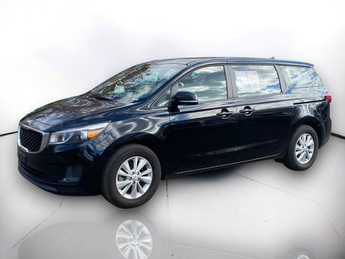 Used 2018 Kia Sedona L image 2