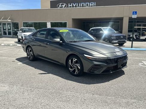 Certified 2025 Hyundai Elantra SEL FWD image 4