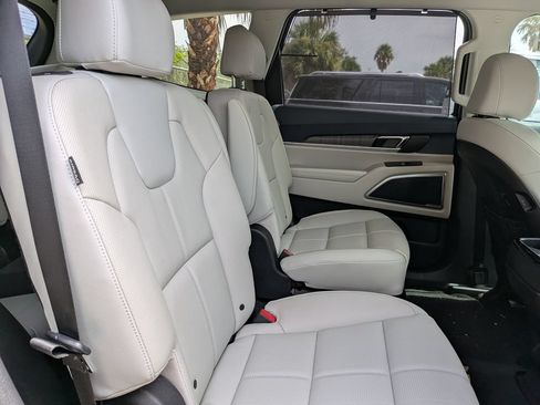 Used 2025 Kia Telluride EX w/ EX Captain's Chair Package FWD image 15