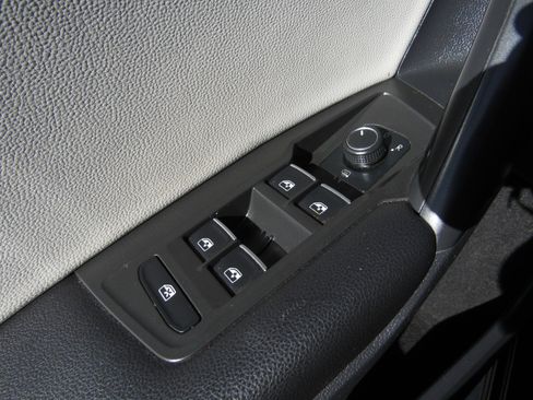 Used 2021 Volkswagen Tiguan S image 23