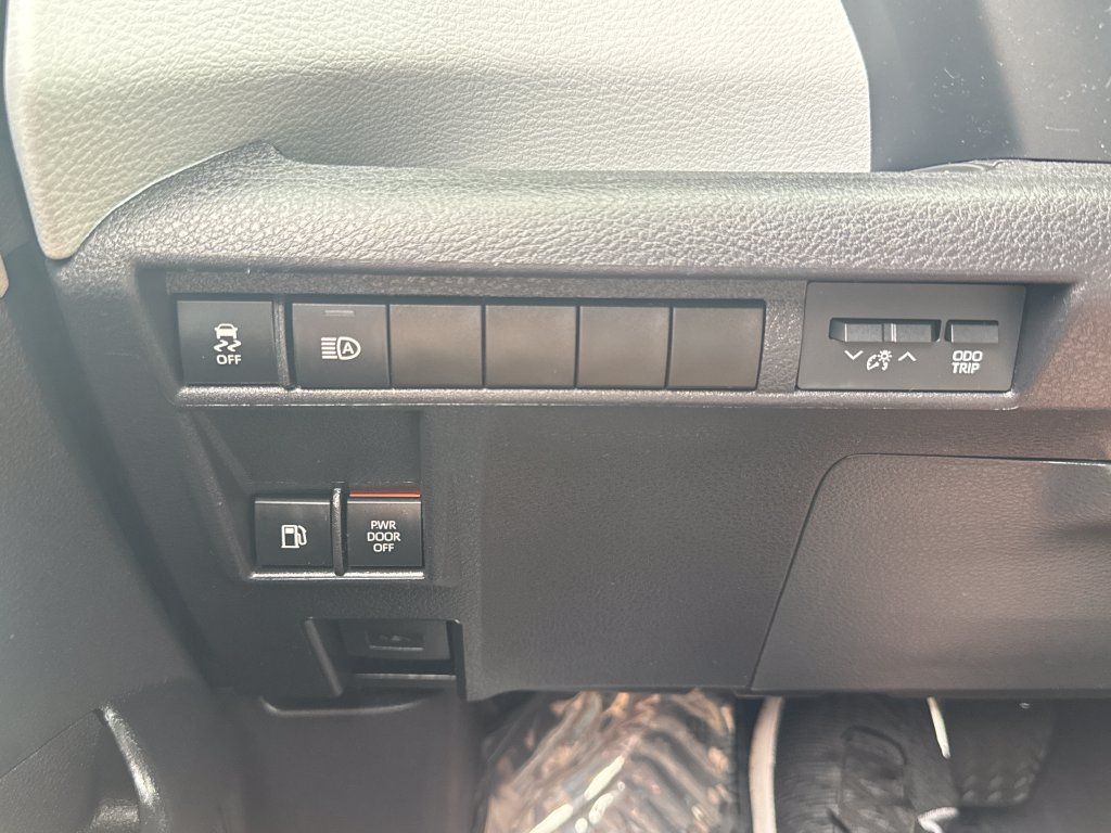 Used 2026 Toyota Sienna XLE AWD/4WD image 33