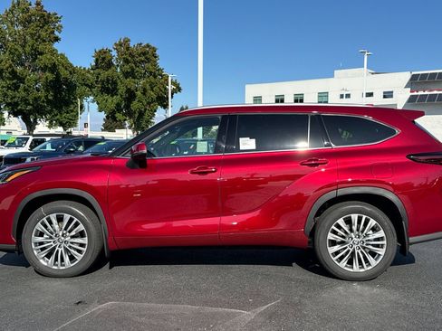 New 2025 Toyota Highlander Platinum image 6