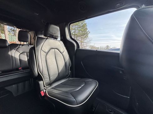 Used 2025 Chrysler Pacifica Limited image 38