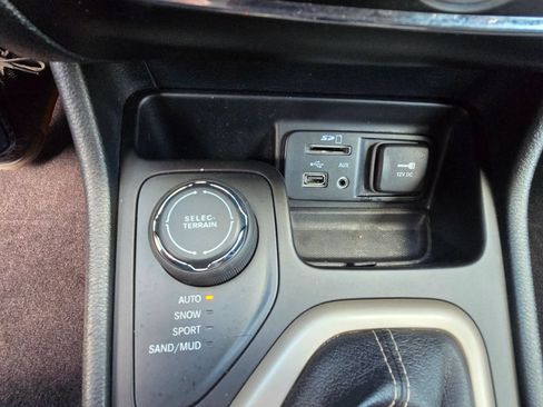 Used 2018 Jeep Cherokee Limited AWD/4WD image 8