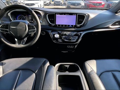 Used 2025 Chrysler Pacifica Select FWD image 18