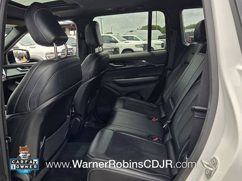Used 2023 Jeep Grand Cherokee Altitude AWD/4WD image 6