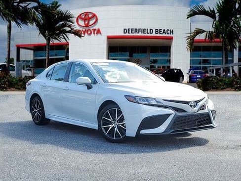 Used 2023 Toyota Camry SE image 1