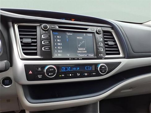 Used 2019 Toyota Highlander XLE image 11