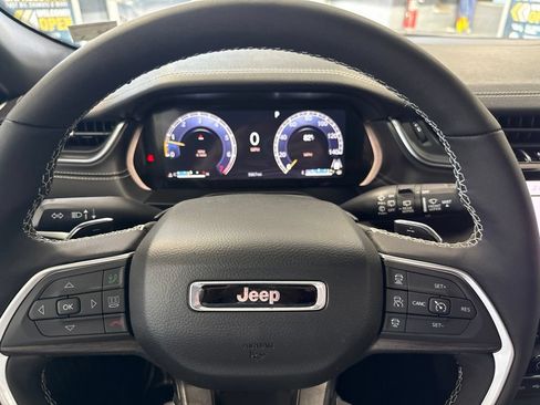 Used 2025 Jeep Grand Cherokee Limited w/ Luxury Tech Group II RWD image 21