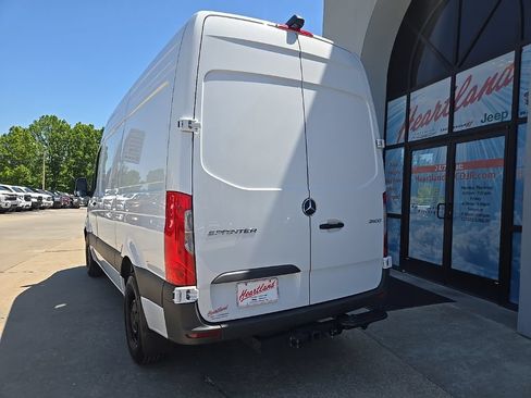 Used 2025 Mercedes-Benz Sprinter 2500 image 8
