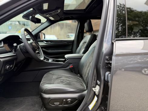 Used 2023 Jeep Grand Cherokee Altitude AWD/4WD image 9