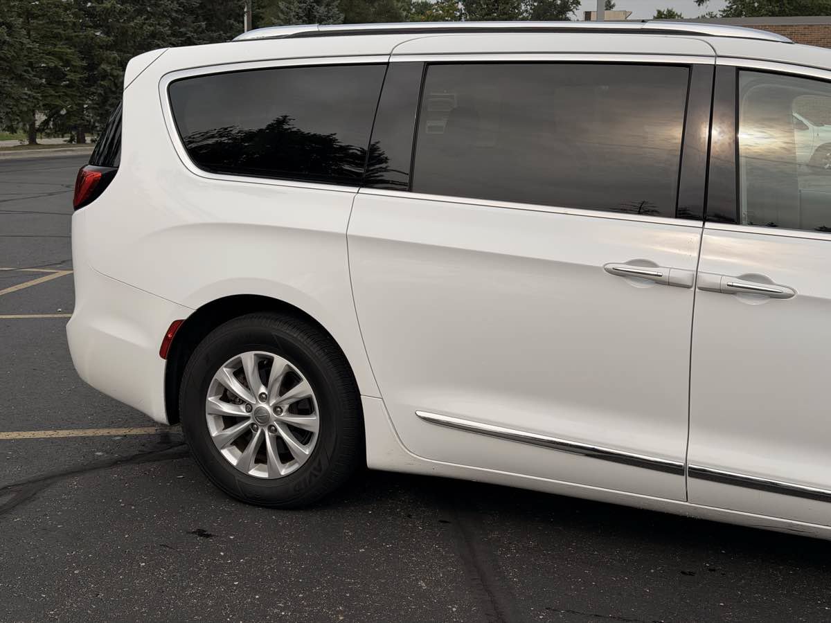 Used 2019 Chrysler Pacifica Touring-L FWD image 6
