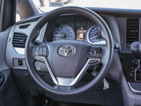 Used 2020 Toyota Sienna L image 16