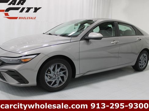 Used 2024 Hyundai Elantra SEL FWD image 1