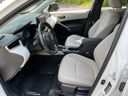 Used 2023 Toyota Corolla Cross LE w/ Moonroof Package AWD/4WD image 9
