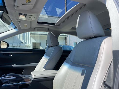 Used 2016 Lexus ES 350 w/ Luxury Package w/Wood Trim image 13