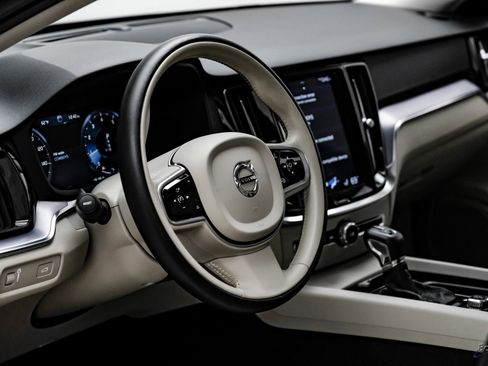 Used 2020 Volvo V60 T5 Momentum w/ Protection Package Premier image 39